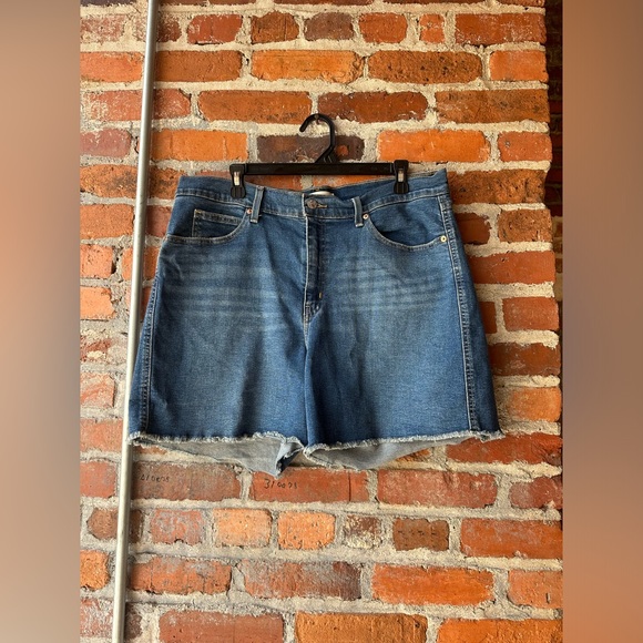 Women’s Signature By Levi Strauss & co High-Rise Shorts - Picture 1 of 9